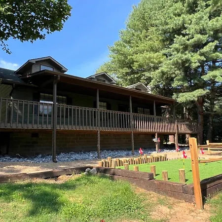 Little Mountain Cabin - 3-Bedroom Retreat With Hot Tub, Fire Pit, Games, And Serene Nature Views